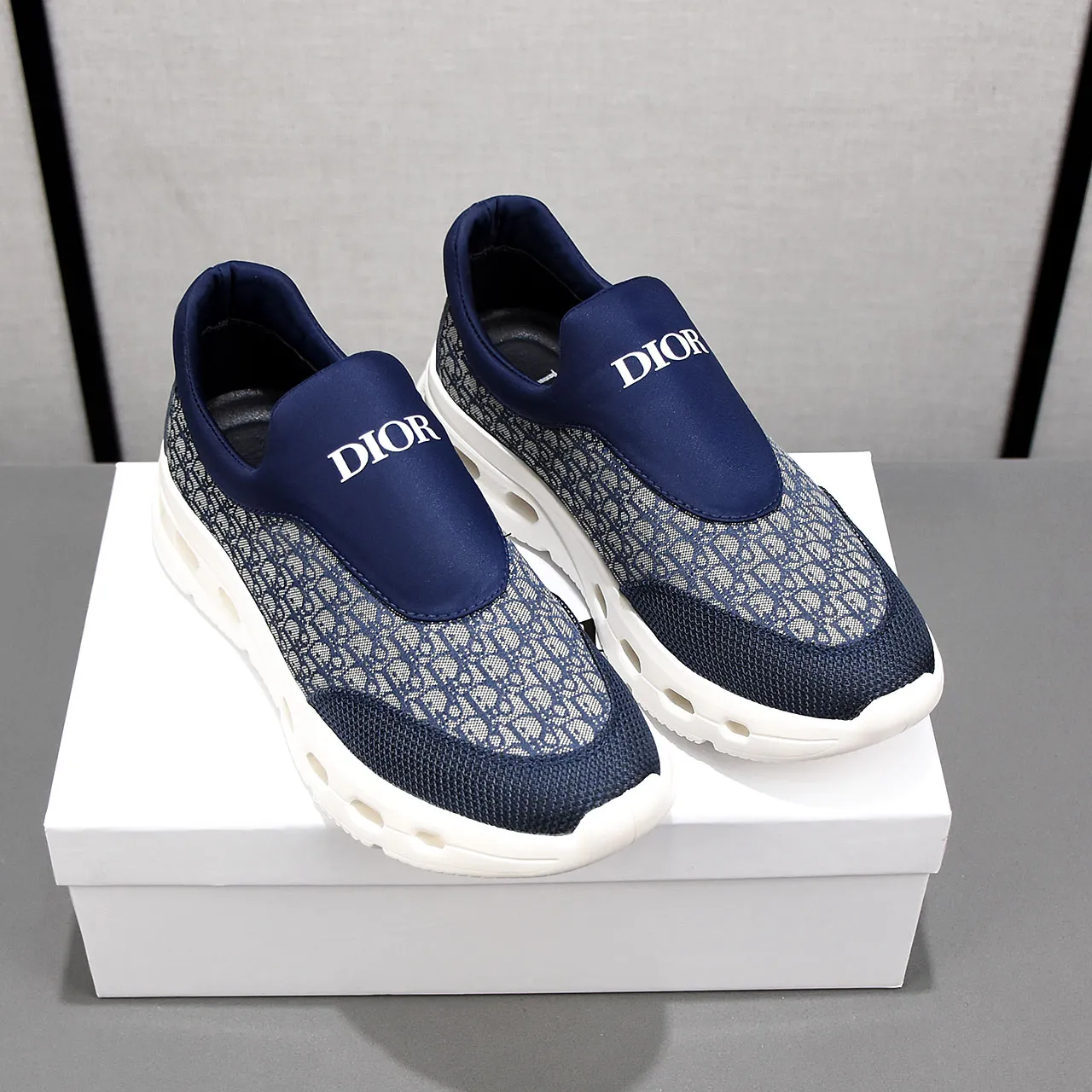 PP420🍒🍒🍒Dior's new 🆕low-cut casual sneakers, made of breathable mesh, with brand signature details on the shoe collar to enhance style. Fashionable and versatile, it can complement any look. With a sophisticated design that is both dynamic and modern, this new must-have shoe adds a new dimension to Dior's legacy, displaying modern elegance. Men's shoes 38-44 45🉑️customized